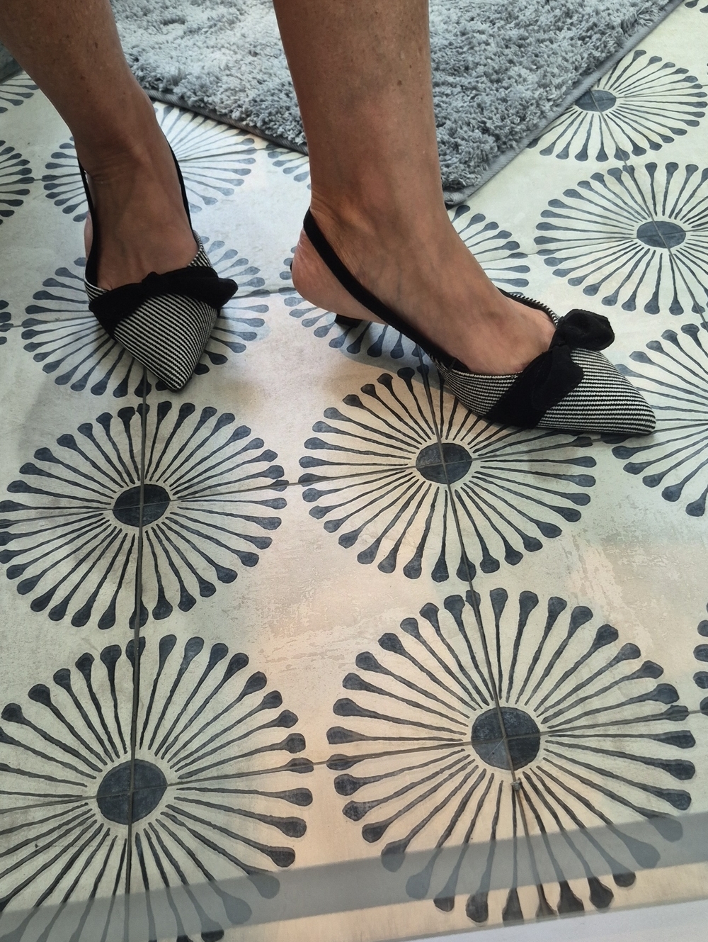 Black & White Striped Pointed Slingback Kitten Heels W/Bows